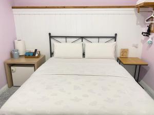 Double Room with Private Bathroom(No Window)