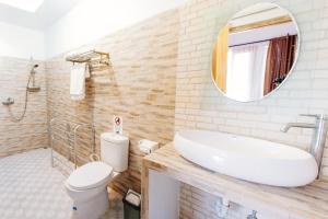 Phòng Deluxe Giường Đôi Có Ban Công (Deluxe Double Room with Balcony)