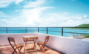 Phòng Deluxe Giường Đôi Với Ban Công và Tầm Nhìn Ra Biển (Deluxe Double Room with Balcony and Sea View)