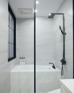 Phòng Deluxe Giường Đôi Có Bồn Tắm (Deluxe Double Room with Bath)