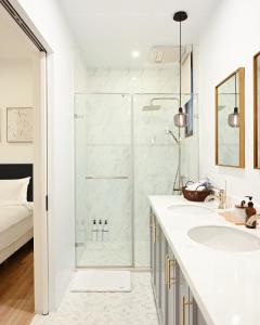 Phòng Deluxe Giường Đôi Có Vòi Sen (Deluxe Double Room with Shower)