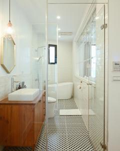 Phòng Deluxe Giường Đôi Có Bồn Tắm (Deluxe Double Room with Bath)