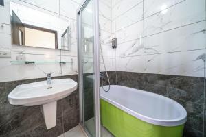 Phòng Gia Đình Có Bồn Tắm (Family Room with Bath)