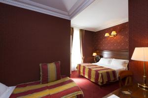Triple Room room in Hotel Niel Elysees