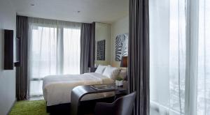 Premier Queen Room with Harbour View room in Gloucester Hotel