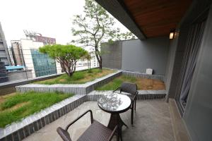 Phòng Hảo Hạng 2 Giường ĐơnCó Sân Hiên (Premium Twin Room with Terrace)