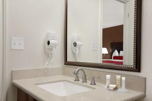 King Room with Roll-In Shower - Disability Access room in Best Western Plus LA Mid-Town Hotel