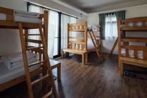 Giường trong phòng ngủ tập thể nam 6 người (Bed in 6-Bed Male Dormitory Room)