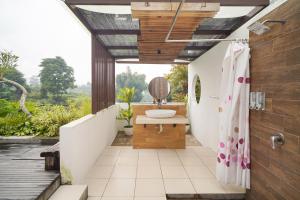 Biệt Thự Có Hồ Bơi Riêng (Villa with Private Pool)