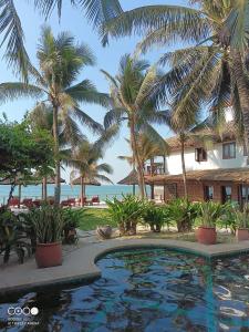 Phòng Tiêu Chuẩn Hướng Bể Bơi Hoặc Vườn (Standard Garden or Pool View Room)