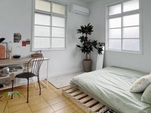 Phòng Tiêu Chuẩn Giường Đôi Với Phòng Tắm Chung (Standard Double Room with Shared Bathroom)