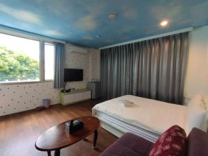 Phòng Giường Đôi Nhìn Ra Núi (Double Room with Mountain View)