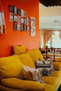 Nhà 6 Phòng ngủ (Six-Bedroom House)