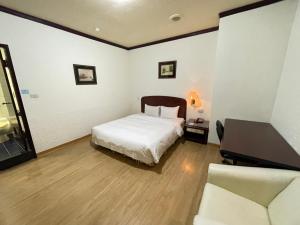 Budget Double Room - No Window (with Parking)