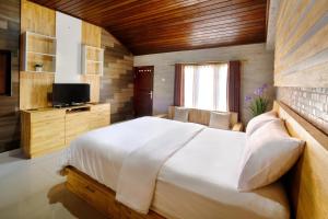 Phòng gia đình có phòng tắm chung (Family Room with Shared Bathroom)