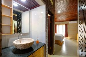 Phòng gia đình có phòng tắm chung (Family Room with Shared Bathroom)
