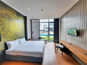 Phòng Deluxe hướng hồ bơi (Deluxe Pool View Room)