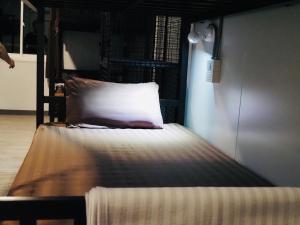 Giường trong Phòng nghỉ Tập thể cho cả Nam và nữ 8 Giường kèm Quạt máy (Bed in 8-Bed Mixed Dormitory Room with Fan)