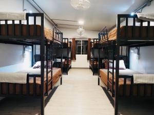 Giường trong Phòng nghỉ Tập thể cho cả Nam và nữ 8 Giường kèm Quạt máy (Bed in 8-Bed Mixed Dormitory Room with Fan)