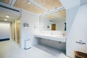 Giường Tầng Trong Phòng Ngủ Tập Thể Cho Nữ - Chỉ Người Lớn (Bunk Bed in Female Dormitory Room - Adult Only )