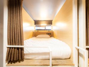 Phòng Tập Thể – Cả Nam Và Nữ (Dormitory Room - Mixed)