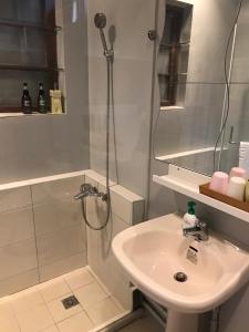 Phòng 4 Người Có Phòng Tắm Riêng Bên Ngoài (Quadruple Room with Private External Bathroom)