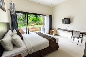 Guest House with King Bed