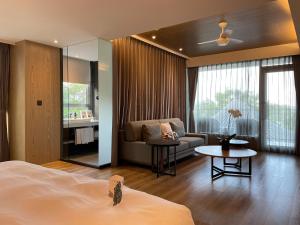 Phòng gia đình hướng ven hồ (Side Lake View Family Room)