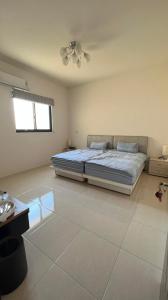 Phòng giường đôi hoặc 2 giường có phòng tắm chung (Double or Twin with Shared Bathroom)