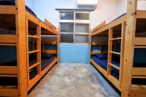 Phòng Ngủ Tập Thể Cho Nam (Male Dormitory Room)