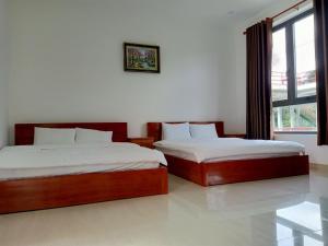 Phòng Deluxe hướng núi giường đôi hoặc 2 giường đơn (Deluxe Double or Twin Room with Mountain View)