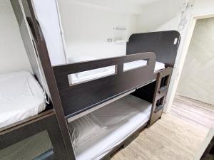 Giường Tầng Trong Phòng Ngủ Tập Thể Cho Nam (Bunk Bed in Male Dormitory Room )