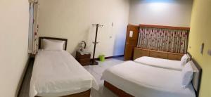 Phòng 2 Giường Đơn Có Phòng Tắm Chung (Twin Room with Shared Bathroom)