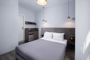  Standard Double Room room in Enattica Monastiraki Living
