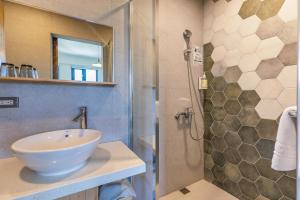 Phòng Giường Đôi Nhìn Ra Núi (Double Room with Mountain View)