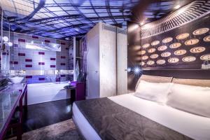 Balneo Double Room with Chromotherapy Bath room in Apostrophe Hotel
