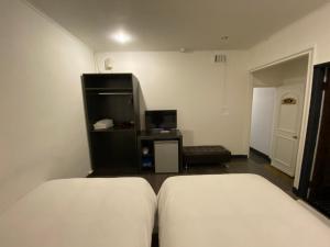 Phòng Hai Giường Đơn Loại Sang (Deluxe Twin Room)
