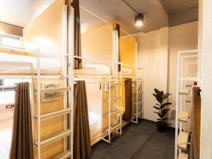 Phòng Tập Thể Chỉ Cho Nữ Có Giường Đơn (Female Only Dormitory Room with Single Bed)