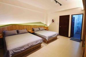 Nhà 4 Phòng Ngủ (Four-Bedroom House)