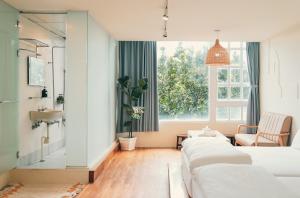 Phòng gia đình với phòng tắm riêng. (Family Room with Private Bathroom)