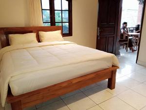 Phòng Giường Đôi Có Phòng Tắm Riêng (Double Room with Private Bathroom)
