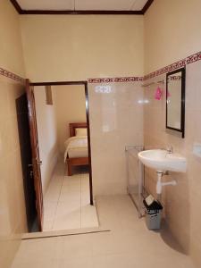 Phòng Giường Đôi Có Phòng Tắm Riêng (Double Room with Private Bathroom)