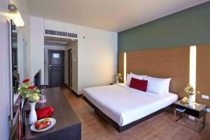 Standard Double Bed Square Wing