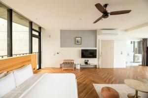 Suite Cạnh Sông (Riverfront View Suite)