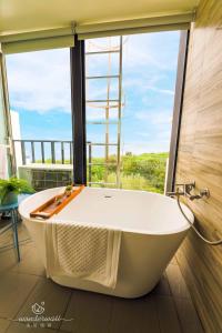 Phòng Đôi Hướng Sông (River View Double Room)