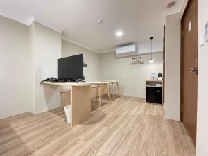 Deluxe Double Room with Bath - No Window
