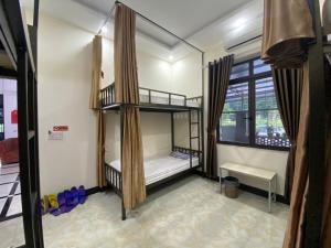 Giường Tầng Trong Phòng Ngủ Tập Thể Cho Nam (Bunk Bed in Male Dormitory Room )