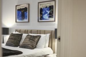 Three-Bedroom Apartment room in Lux Apartments next to Oxford Circus FREE WIFI & AIRCON by City Stay Aparts London