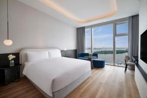Deluxe River Room with 1 King bed, River view