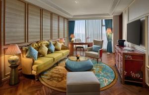 Deluxe Suite, King Bed, Lounge Access
